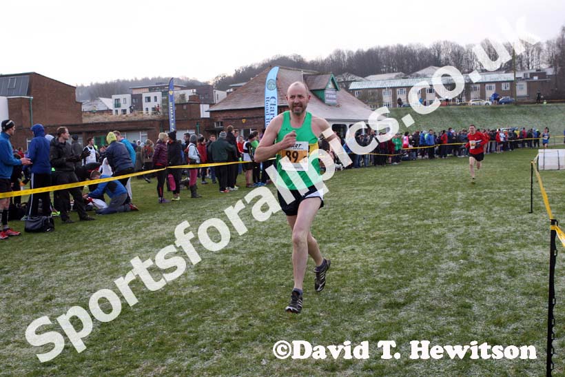 Wallsend 3rd leg in vets Durham Cathedral Relays. Photo: David T. Hewitson/Sports for All Pics